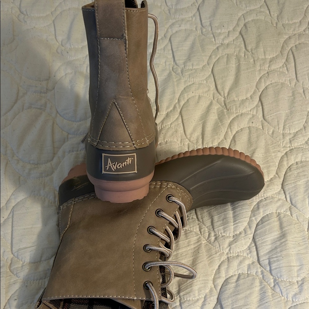 Avanti Taupe Lace Up Duck Boots Size 8